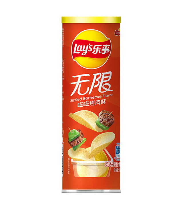 A can of Lay's Potato Chips with Sizzled Barbecue Flavor, 90g, with Chinese characters on the packaging.